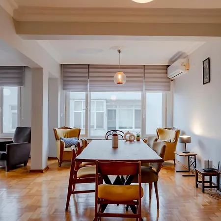 Four-bedroom Family In Managed - Location With Elevator & Two Bathrooms 4* 이스탄불