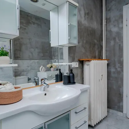 Four-bedroom Family In Managed - Location With Elevator & Two Bathrooms 4*