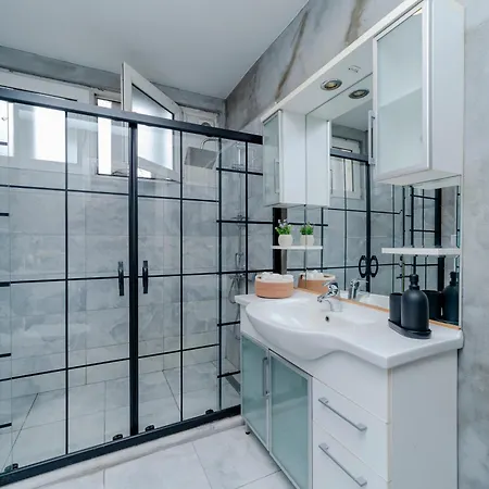 Four-bedroom Family In Managed - Location With Elevator & Two Bathrooms 아파트 이스탄불