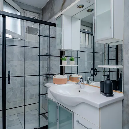 Four-bedroom Family In Managed - Location With Elevator & Two Bathrooms 4* 이스탄불