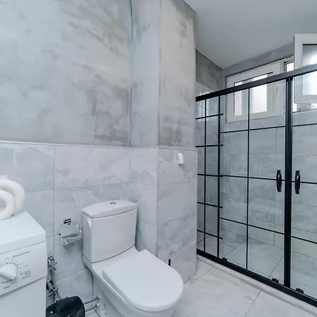 Four-bedroom Family In Managed - Location With Elevator & Two Bathrooms 아파트 이스탄불