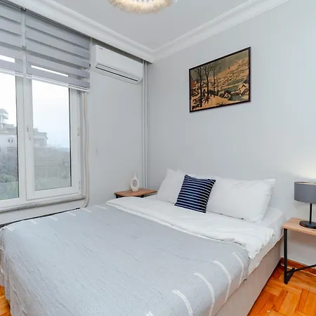 Four-bedroom Family In Managed - Location With Elevator & Two Bathrooms 아파트
