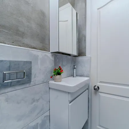 Four-bedroom Family In Managed - Location With Elevator & Two Bathrooms