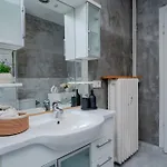 Four-bedroom Family In Managed - Location With Elevator & Two Bathrooms 4*