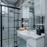 Four-bedroom Family In Managed - Location With Elevator & Two Bathrooms 4* Istanbul