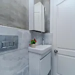 Four-bedroom Family In Managed - Location With Elevator & Two Bathrooms