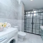 Lejlighed Four-bedroom Family In Managed - Location With Elevator & Two Bathrooms Istanbul