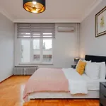 Four-bedroom Family In Managed - Location With Elevator & Two Bathrooms Lejlighed
