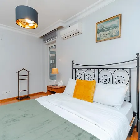 Four-bedroom Family In Managed - Location With Elevator & Two Bathrooms Isztambul