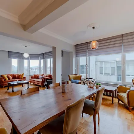 Four-bedroom Family In Managed - Location With Elevator & Two Bathrooms Apartment