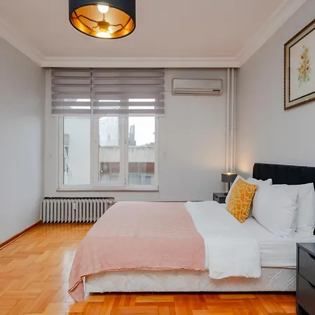 Four-bedroom Family In Managed - Location With Elevator & Two Bathrooms 公寓