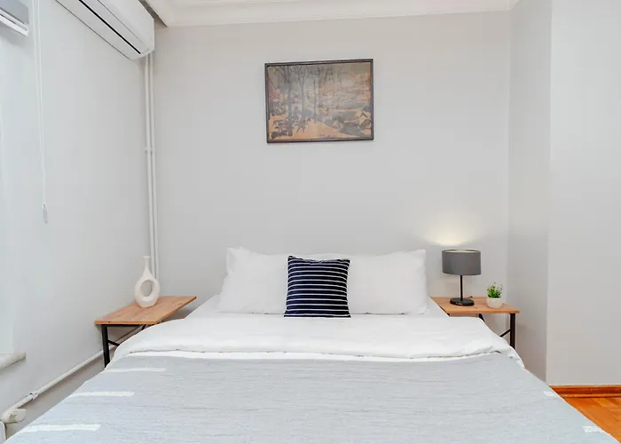 Four-bedroom Family In Managed - Location With Elevator & Two Bathrooms Istanbul