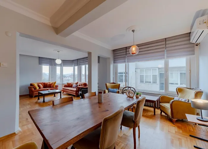 Four-bedroom Family In Managed - Location With Elevator & Two Bathrooms Apartment