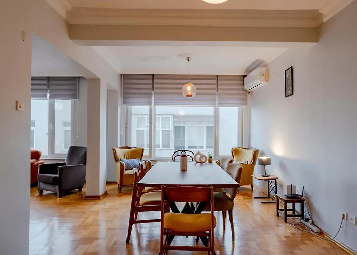 Four-bedroom Family In Managed - Location With Elevator & Two Bathrooms 4* Istanbul