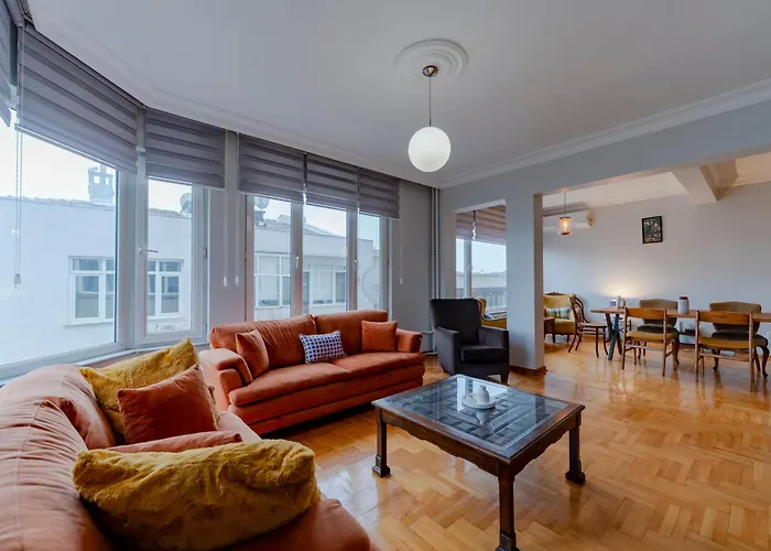 Four-bedroom Family In Managed - Location With Elevator & Two Bathrooms 4* Istanbul
