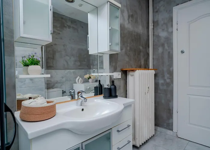 Four-bedroom Family In Managed - Location With Elevator & Two Bathrooms 4*