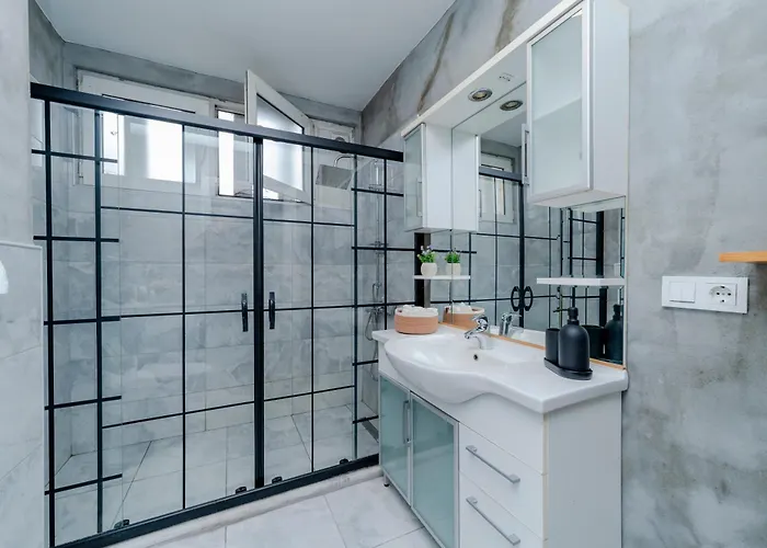 Four-bedroom Family In Managed - Location With Elevator & Two Bathrooms Apartment Istanbul