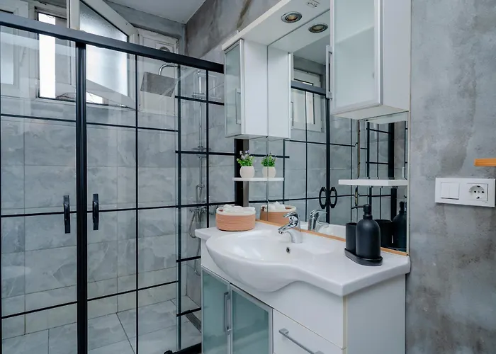 Four-bedroom Family In Managed - Location With Elevator & Two Bathrooms 4* Istanbul