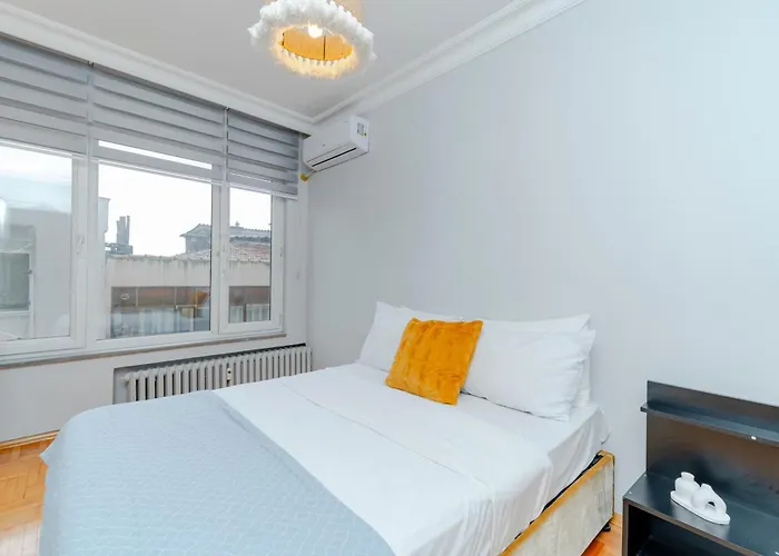 Four-bedroom Family In Managed - Location With Elevator & Two Bathrooms Apartment