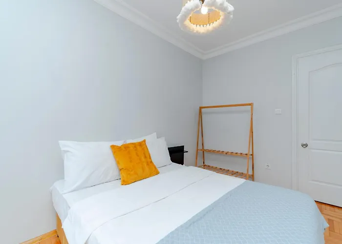 Apartment Four-bedroom Family In Managed - Location With Elevator & Two Bathrooms