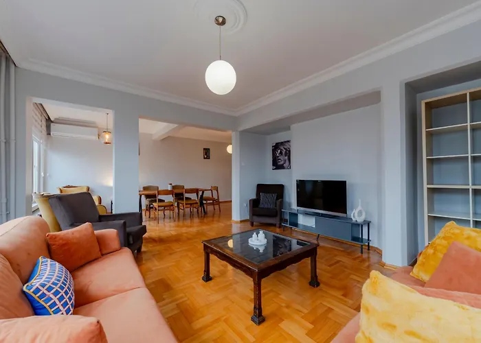 Four-bedroom Family In Managed - Location With Elevator & Two Bathrooms