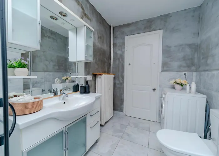 Four-bedroom Family In Managed - Location With Elevator & Two Bathrooms Apartment Istanbul