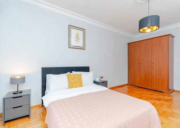 Apartment Four-bedroom Family In Managed - Location With Elevator & Two Bathrooms