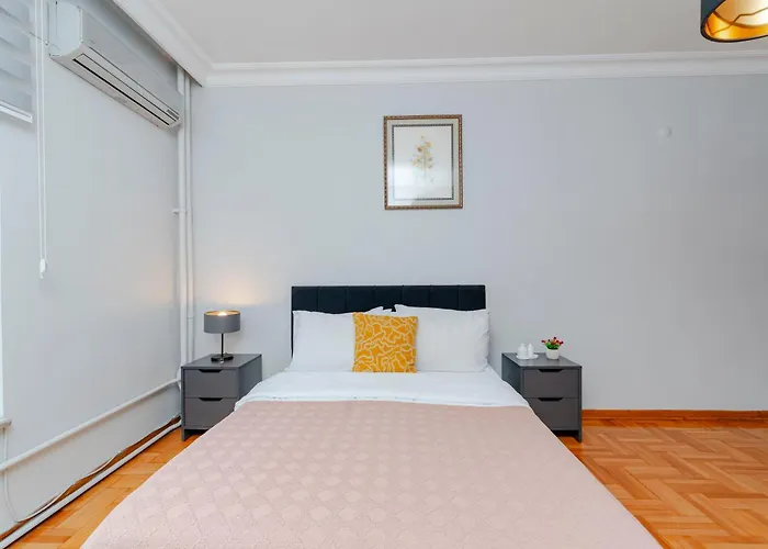 Four-bedroom Family In Managed - Location With Elevator & Two Bathrooms Apartment