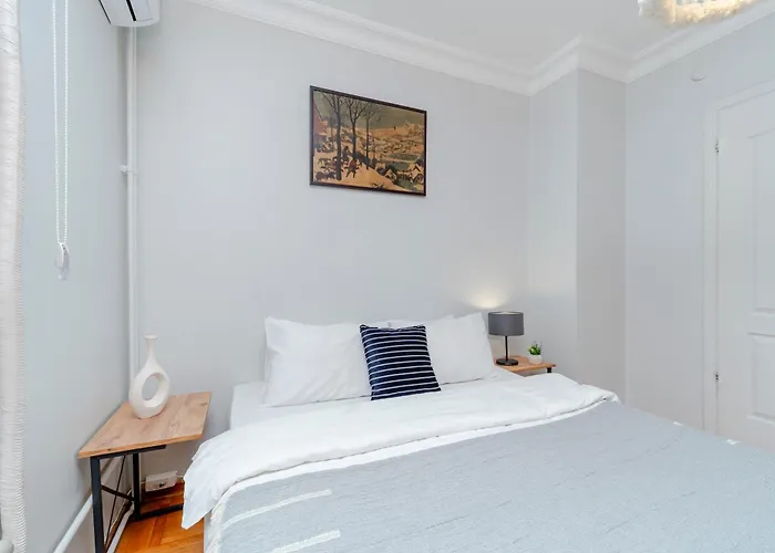 Four-bedroom Family In Managed - Location With Elevator & Two Bathrooms Apartment