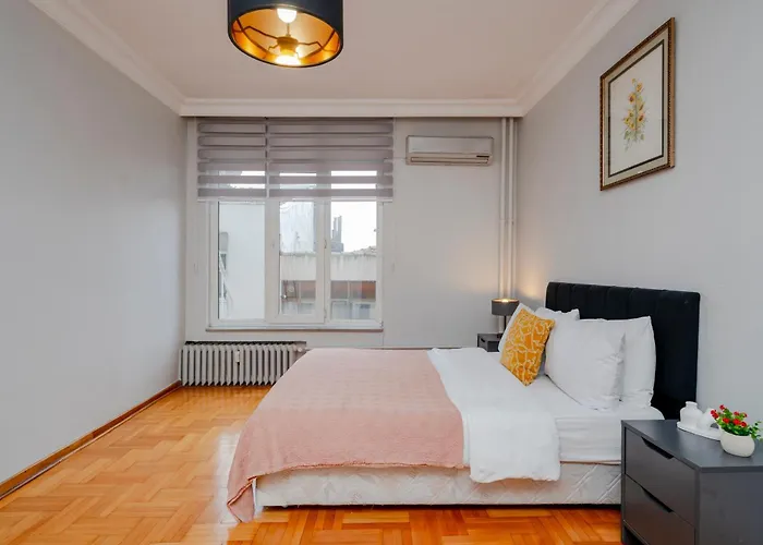 Four-bedroom Family In Managed - Location With Elevator & Two Bathrooms Apartment