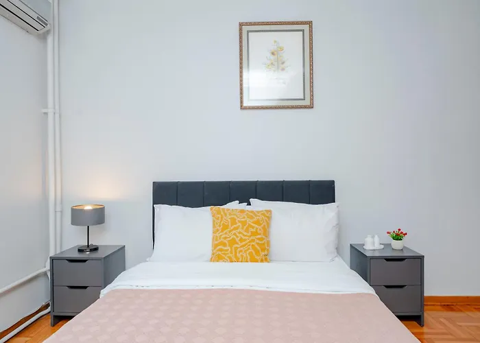 Apartment Four-bedroom Family In Managed - Location With Elevator & Two Bathrooms