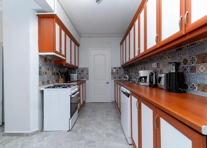 Four-bedroom Family In Managed - Location With Elevator & Two Bathrooms Apartment 4*