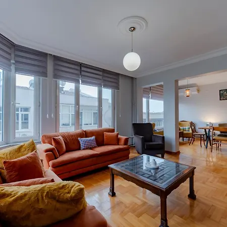 Four-bedroom Family In Managed - Location With Elevator & Two Bathrooms 4* Estambul