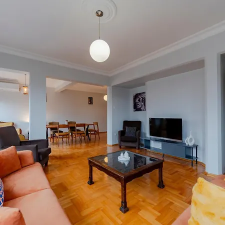 Four-bedroom Family In Managed - Location With Elevator & Two Bathrooms
